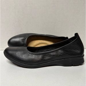 NWOT Clarks Jenette Ease Flat